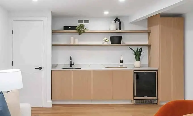 Kitchen with flat-panel cabinets